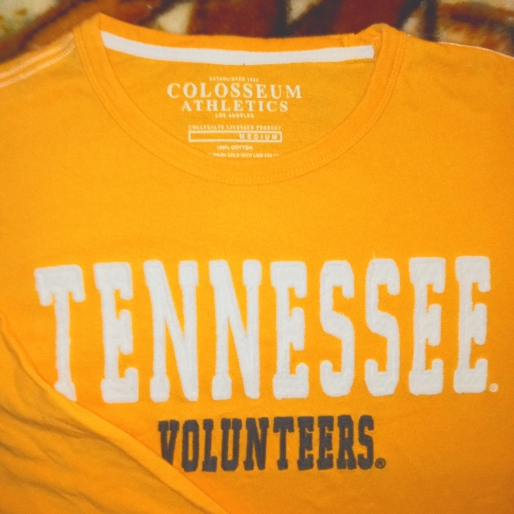 Medium long sleeve shirt.